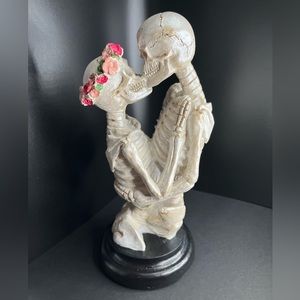 Final price drop! - Skeleton Couple Kissing Decoration by Ashland